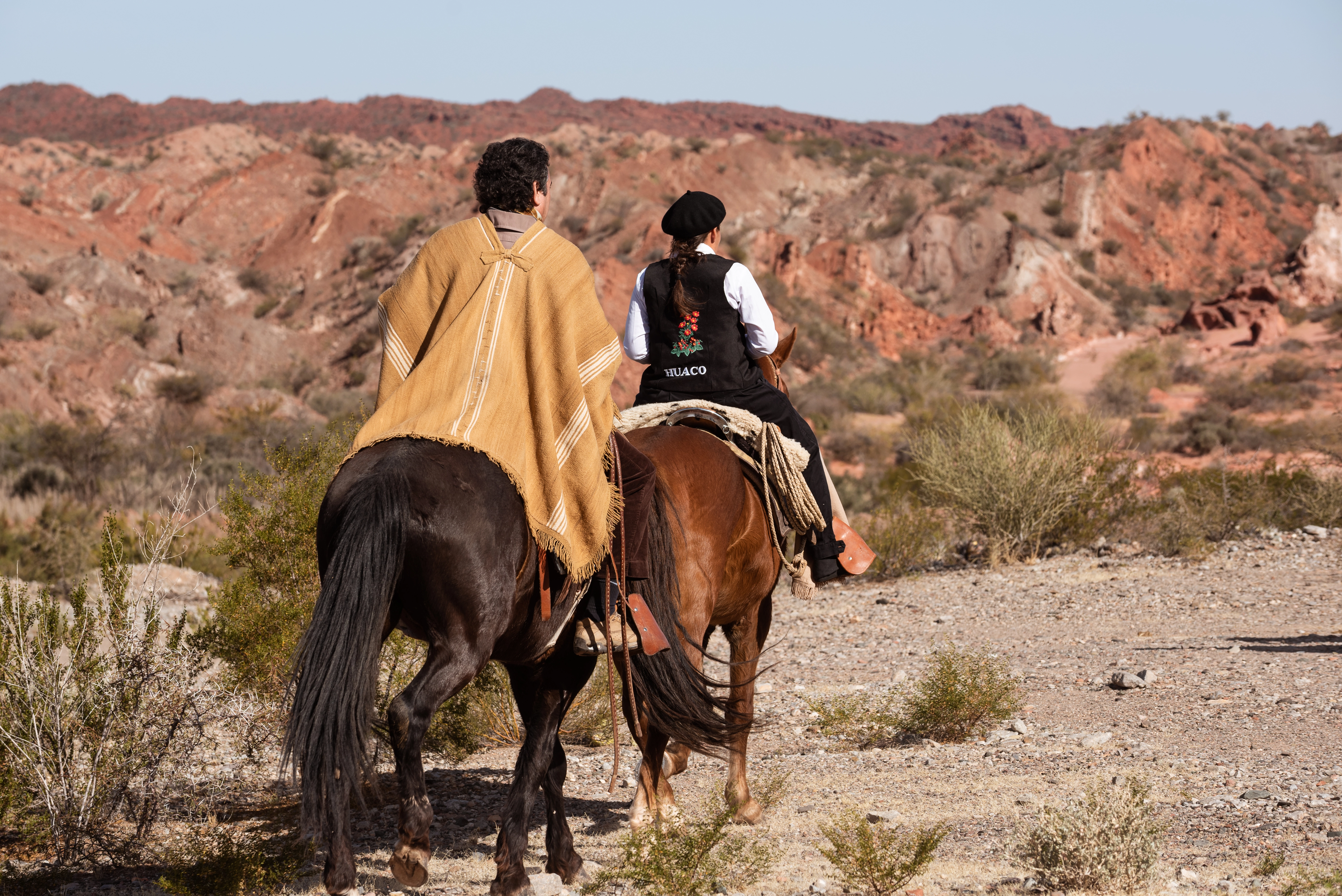 Huaco y montando caballos